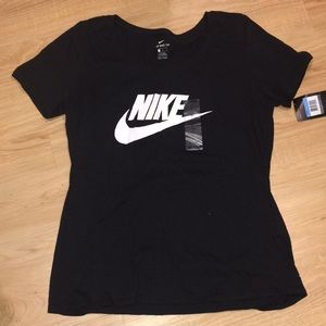 BLACK NIKE T-SHIRT